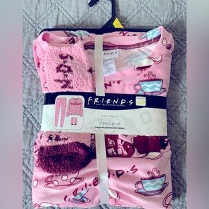 NWT Friends Sleep Set - Large